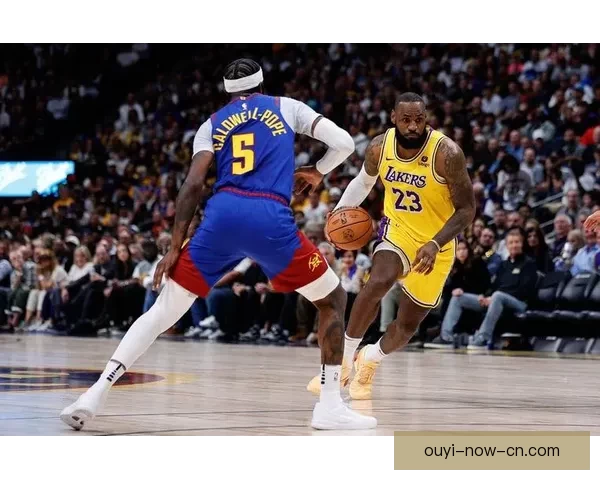 约基奇赛后穿小黄人拖鞋接受采访 曾化身格鲁角色展现幽默风采