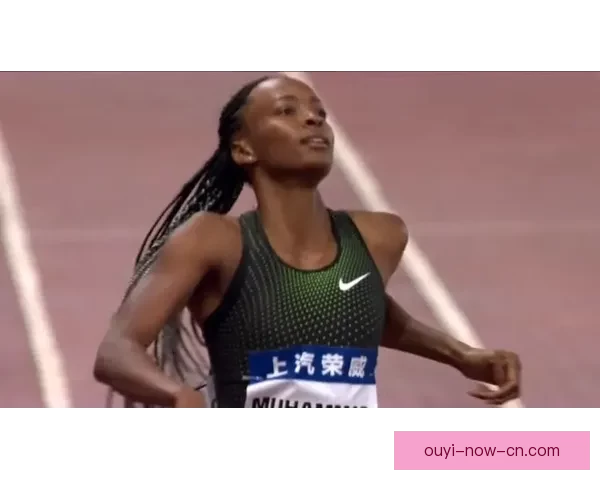 范德比尔特调侃东契奇穿衣走秀 逼穿自家球衣戴金链展现时尚感