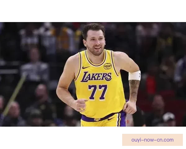 东契奇60分8连胜庆祝闭眼累瘫 湖人全队为他狂欢祝贺